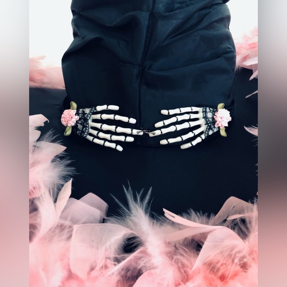 Black, witchhat, pink feathered brim & Baby bone hands. 19" x 19" - Picture 3 of 16